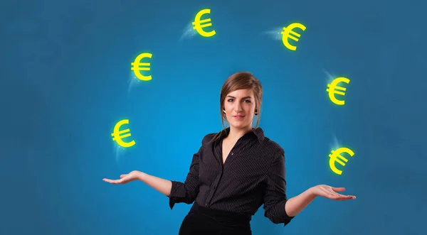 Osoba żonglować symbolem euro — Zdjęcie stockowe