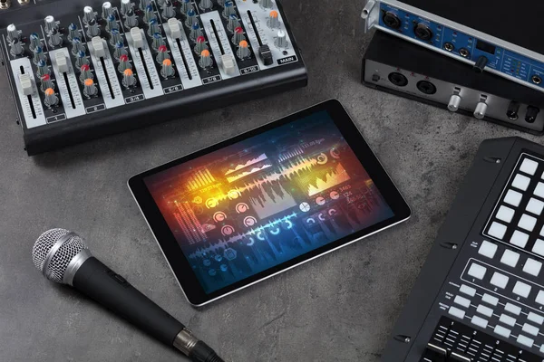 Instrumentos musicais eletrônicos e tablet com conceito de relatórios — Fotografia de Stock