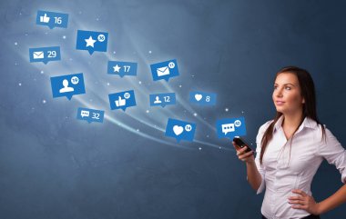 Sosyal medya kavramı ile telefon kullanan genç kişi