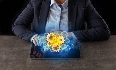 İş kadını tablet vites konsepti ile çalışma