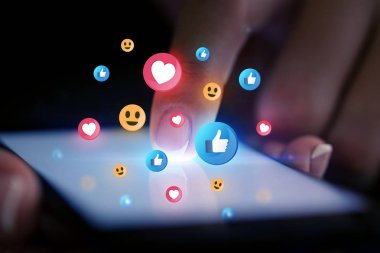 Sosyal medya kavramı ile telefon dokunmak parmak