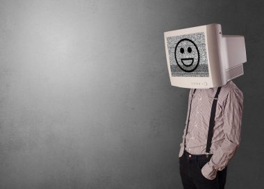 Baş monitör ile genç kişi