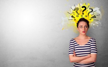 Soru işaretleri olan iş adamı 