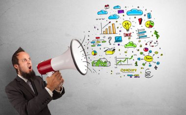 Ofis konsepti ile hoparlörde konuşan kişi