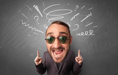 Arka planda çizilmiş tahta ve beyaz tebeşir ile küçük vücut üzerinde büyük kafa