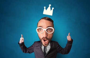 Taç ile küçük vücut üzerinde büyük kafa