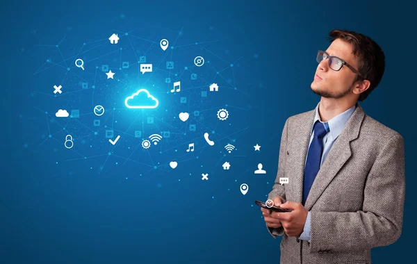 Pessoa usando telefone com conceito de tecnologia em nuvem — Fotografia de Stock