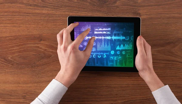 Ruční hospodářství tablet s konceptem zvukového designu — Stock fotografie