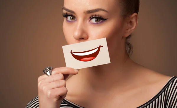 Persona con tarjeta delante de su boca — Foto de Stock