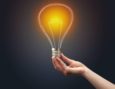 Koyu arkaplanda el ele tutuşan ampul