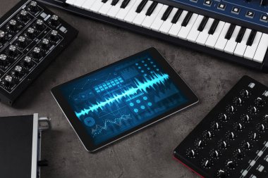Müzik aletleri ve kayıt uygulaması ile tablet