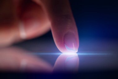Tablet koyu arka plan ile dokunmadan parmak