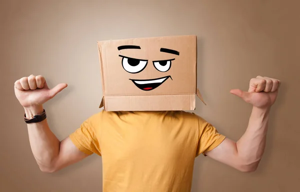 Jonge man met kartonnen doos op zijn hoofd — Stockfoto