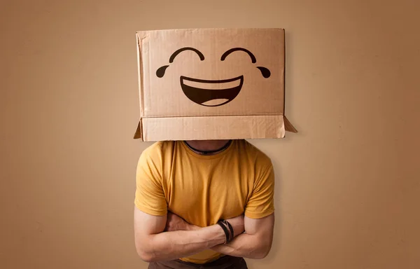 Uomo divertente sorridente con testa scatola di cartone — Foto Stock
