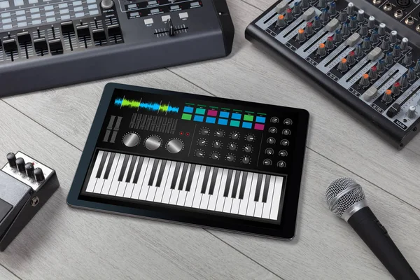 Piano app op de Tablet PC- en muziekinstrument concept — Stockfoto