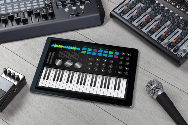 タブレットと楽器のコンセプトにピアノのアプリ — ストック写真