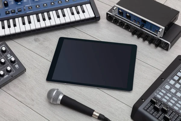Tablet e instrumentos de música electrónica — Foto de Stock