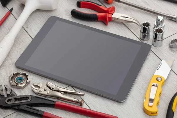 Domácí nářadí a tabletu s prázdnou obrazovkou — Stock fotografie