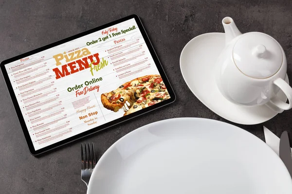 Online pizza menu met servies concept — Stockfoto