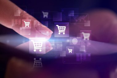 Online alışveriş kavramı ile telefon dokunmak parmak