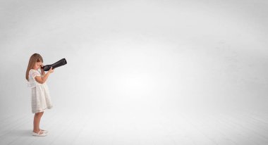 Spyglass boş bir alana bakarak çocuğun