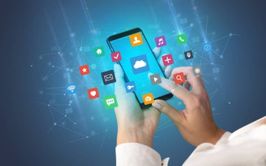 Smartphone uygulama simgeleri ile kullanarak ele 