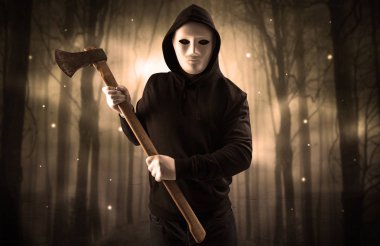 Karanlık gece orman kavram silahlı hitman