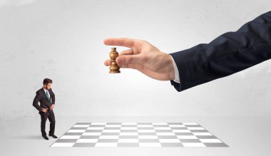 Büyük el kavramı ile satranç oynarken küçük iş adamı