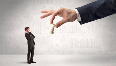 İşadamı grafikler arka plan ile bir satranç oyununda sonraki adım yapmak korkuyor