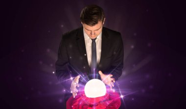 Kristal top eylem ile oturan işadamı