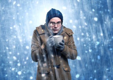 Yakışıklı çocuk kar fırtınası kavramı titreme