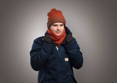 Yakışıklı çocuk sıcak giysiler içinde dondurma