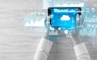 Tablet tutarak ve finantial rapor kavramı kontrol el