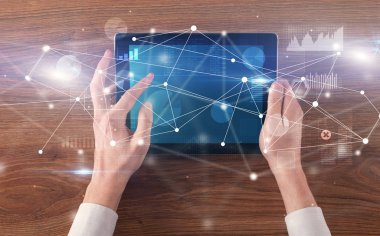El tutma tablet ile bağlantılı grafikler ve kavram
