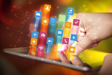 El ile uygulama simgeleri etrafında uçan tablet kullanma