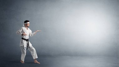 Boş bir alanda mücadele küçük karate adam