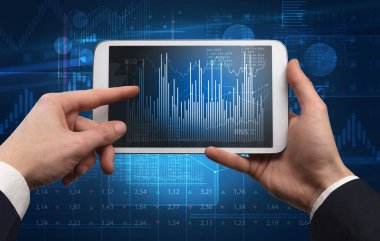 Tablet kullanma ve mali rapor kavramı kontrol el