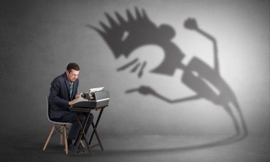 Çalışan adam ve o diye bağıran gölgesi korkuyor