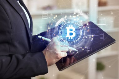 İş kadını ev ofis ruh bitcoin bağlantı ağ kavramı ile tablet kullanma