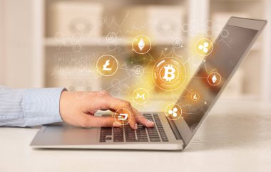 Bitcoin bağlantı ağı ve online kavramı ile dizüstü bilgisayar üzerinde çalışan iş kadın
