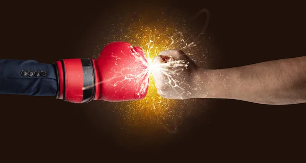Kämpfende Hände mit orangefarbenem Explosionskonzept — Stockfoto
