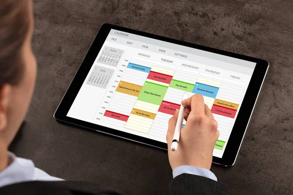 Business woman schedule her program on tablet — Stock Photo, Image