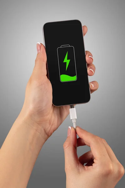 Hand charging phone — Stock Photo, Image