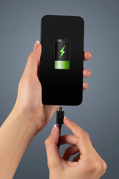 Telefone de carregamento de mão com bateria fraca — Fotografia de Stock