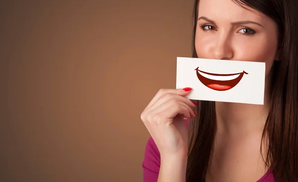 Persona con tarjeta delante de su boca — Foto de Stock