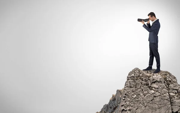 Бизнесмен на вершине скалы с копировальным пространством — стоковое фото