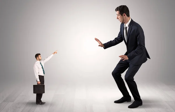 Pequeño empresario señalando a un hombre de negocios gigante — Foto de Stock