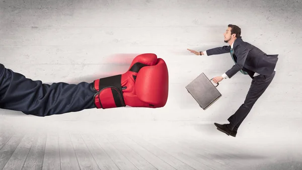 Braço com luvas de boxe atinge conceito de trabalhador de escritório — Fotografia de Stock