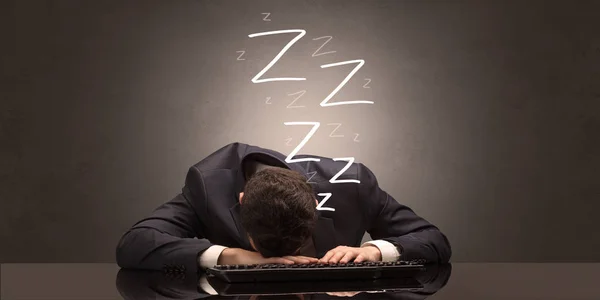 Бизнесмен заснул в офисе на клавиатуре — стоковое фото