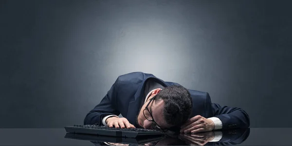 Affärsman somnade på sin arbetsplats — Stockfoto